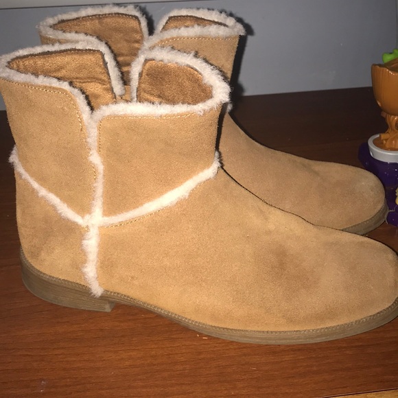 UGG Coletta Boot - Picture 2 of 5